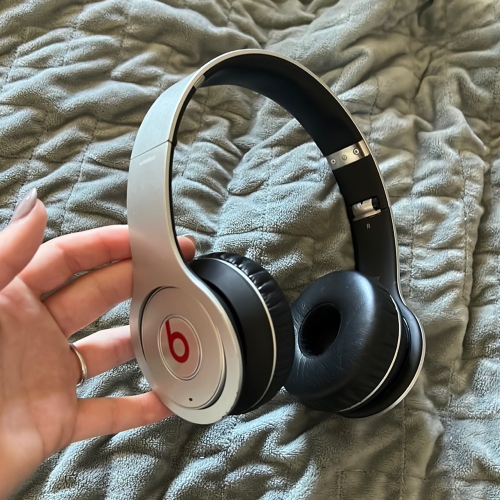 Working good condition beats solos grey missing cord